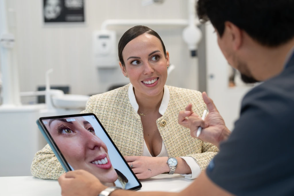 Paciente revisando los resultados de su nueva sonrisa