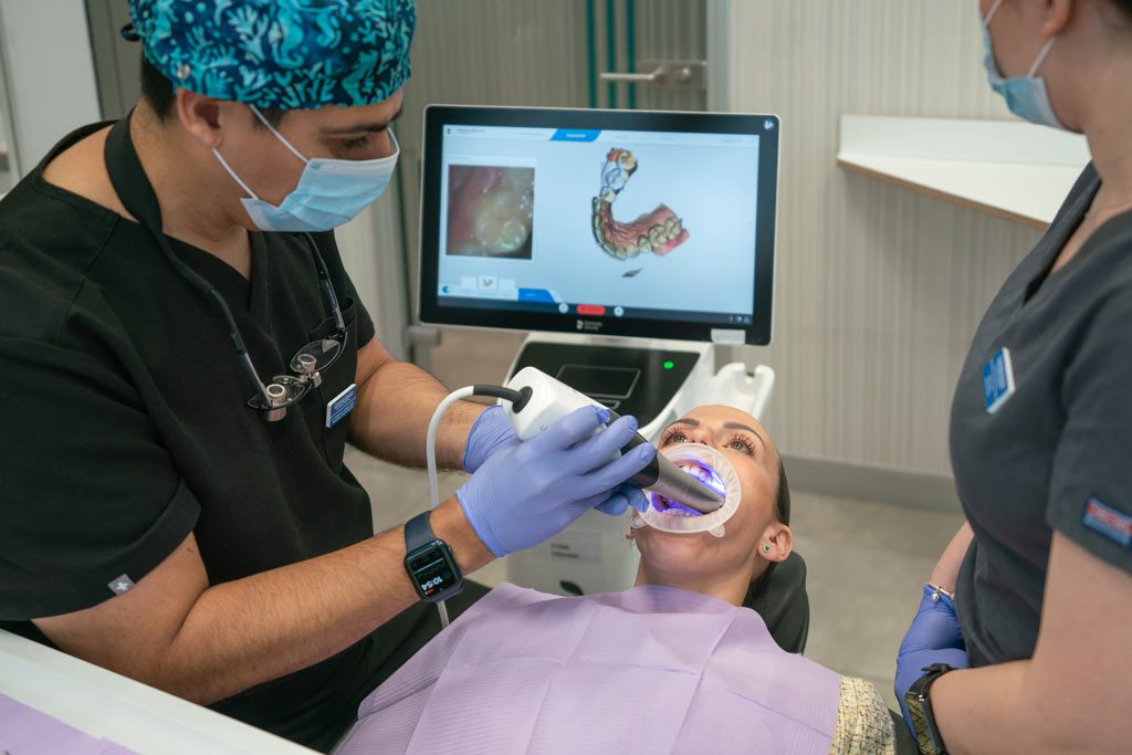 Dr. Americo Vargas realizando una prueba
